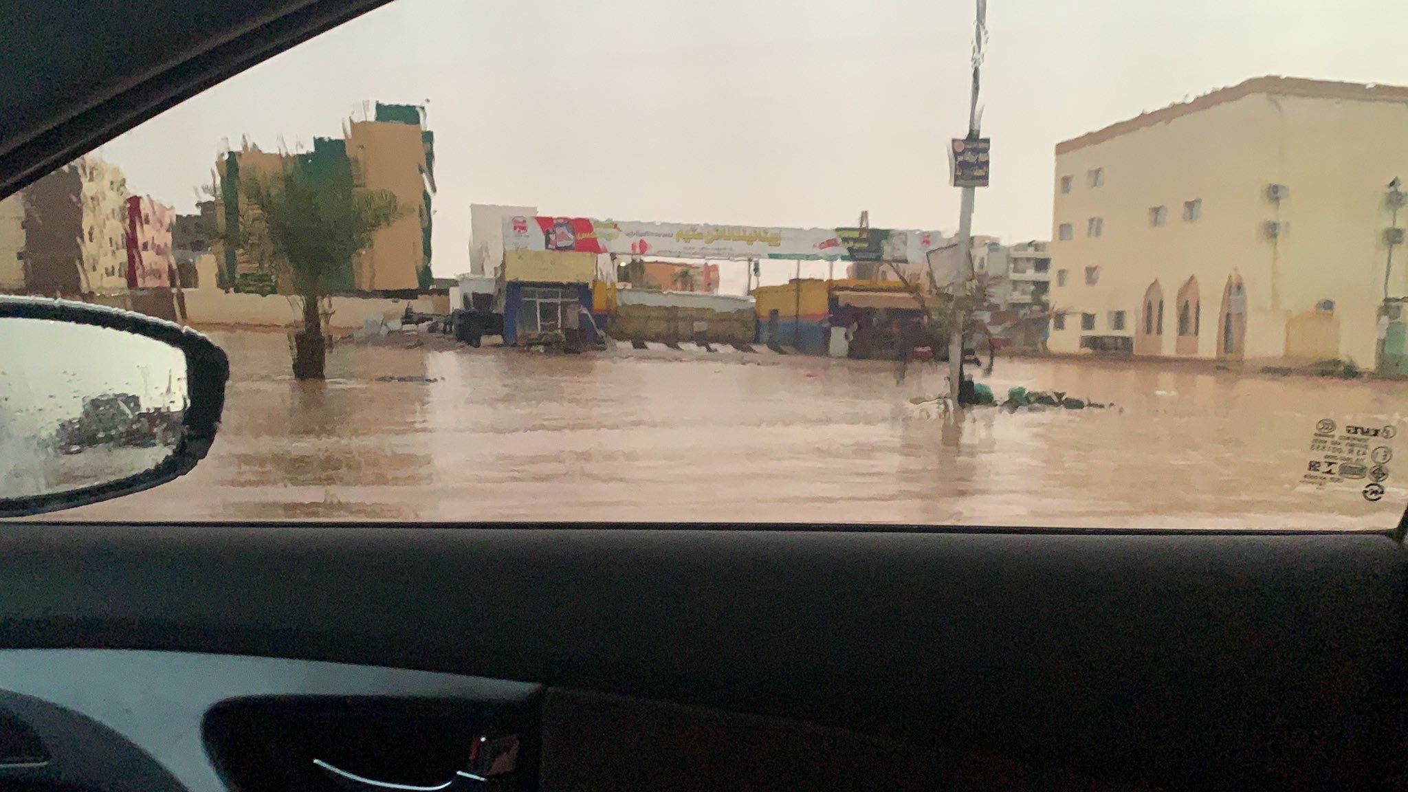 شاهد بالفيديو والصور: امطار غزيرة وسيول جارفة بالعاصمة الخرطوم صباح اليوم…