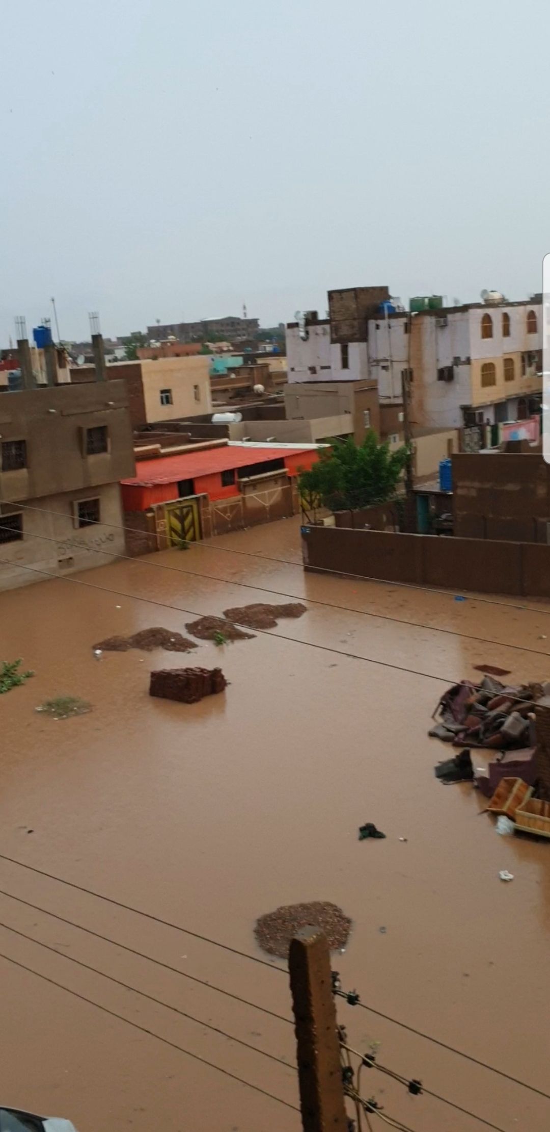 شاهد بالفيديو والصور: امطار غزيرة وسيول جارفة بالعاصمة الخرطوم صباح اليوم…