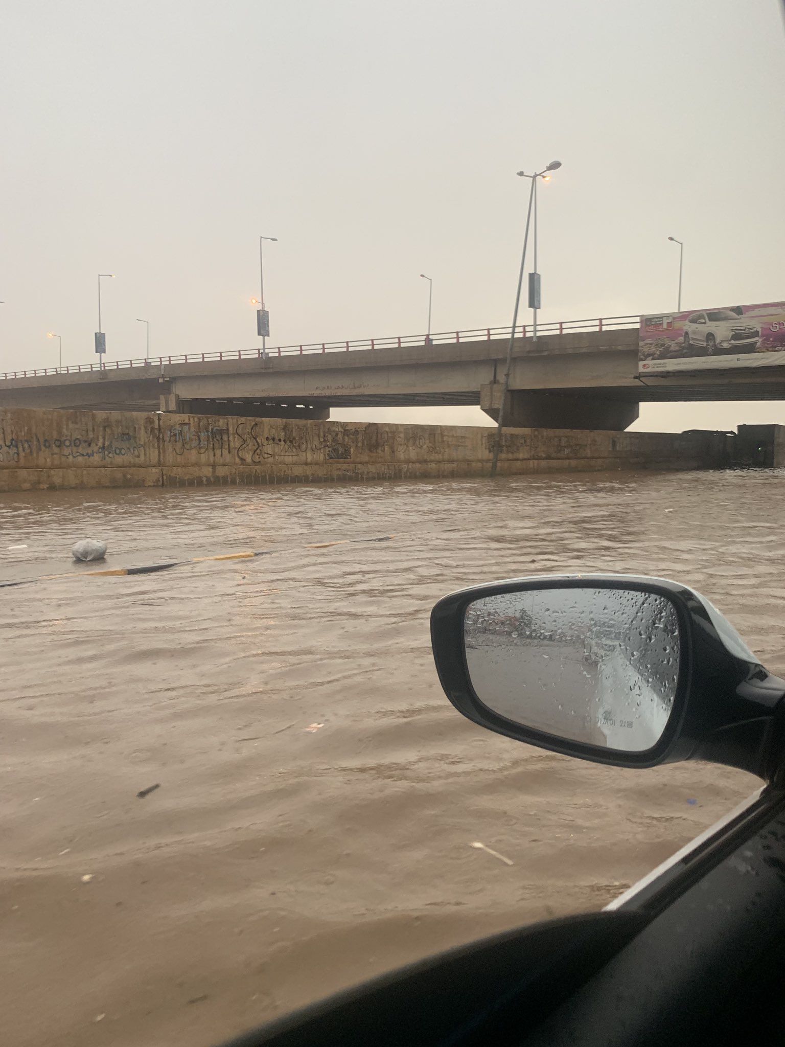شاهد بالفيديو والصور: امطار غزيرة وسيول جارفة بالعاصمة الخرطوم صباح اليوم…