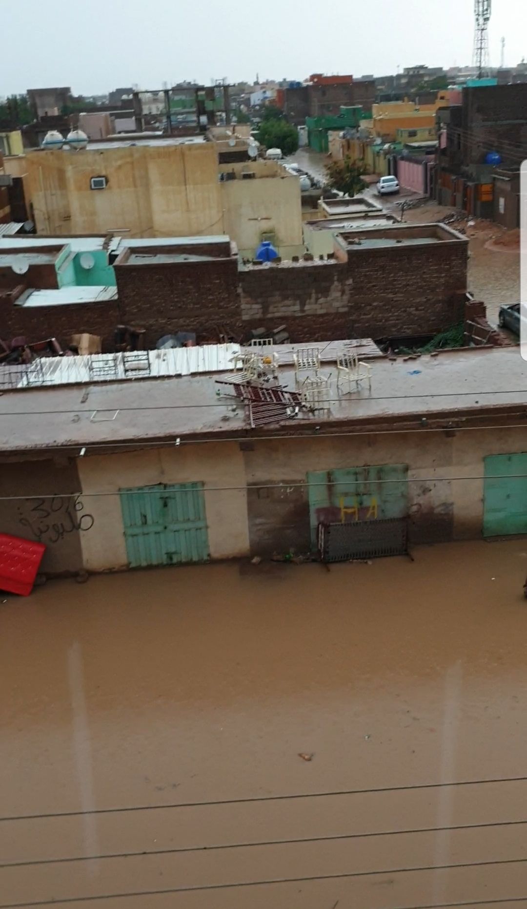 شاهد بالفيديو والصور: امطار غزيرة وسيول جارفة بالعاصمة الخرطوم صباح اليوم…