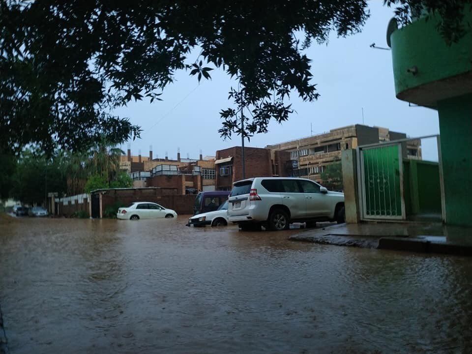 شاهد بالفيديو والصور: امطار غزيرة وسيول جارفة بالعاصمة الخرطوم صباح اليوم…