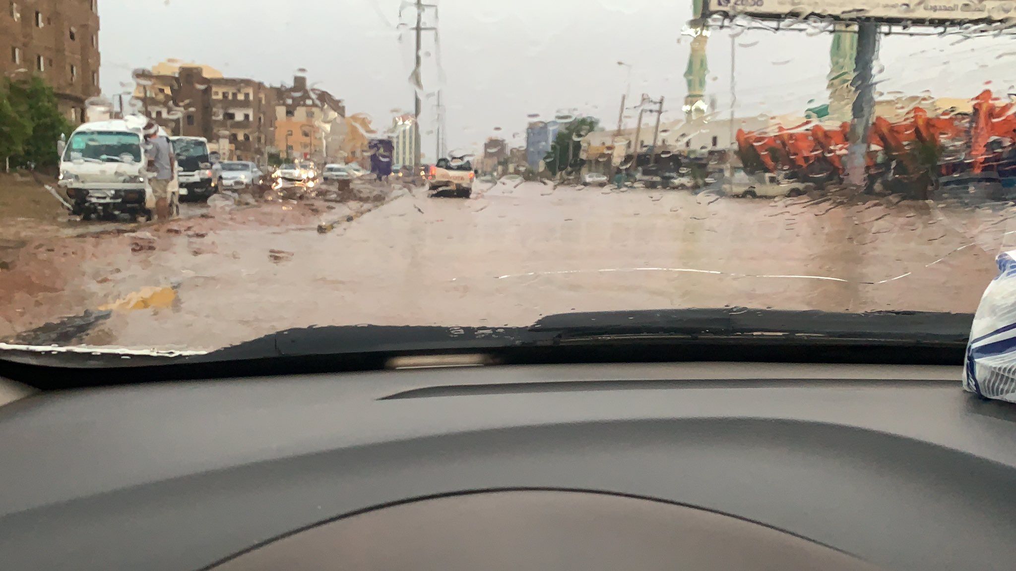 شاهد بالفيديو والصور: امطار غزيرة وسيول جارفة بالعاصمة الخرطوم صباح اليوم…