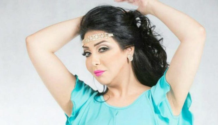 بملابس صيفية فاضحة أشبه بـ‘‘فيفي عبده’’.. الفنانة الكويتية المشهورة ترقص حافية القدمين في شوارع تركيا وتنشر ‘‘فيديو صادم’’