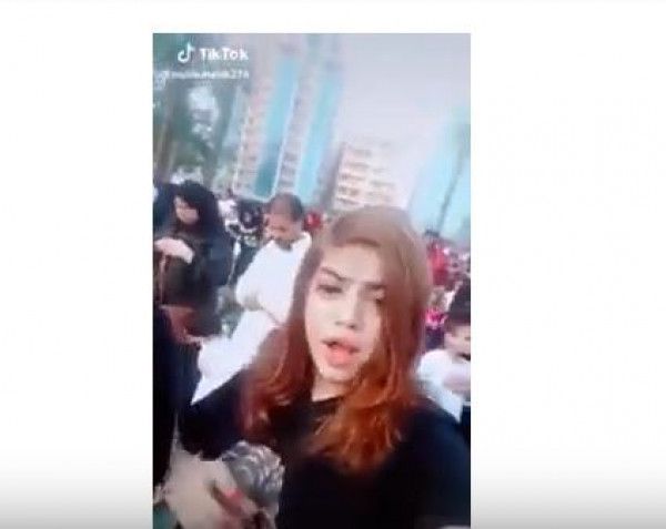شاهد .. مراهقة مصرية تثير الجدل بمقطع فيديو خلال صلاة العيد