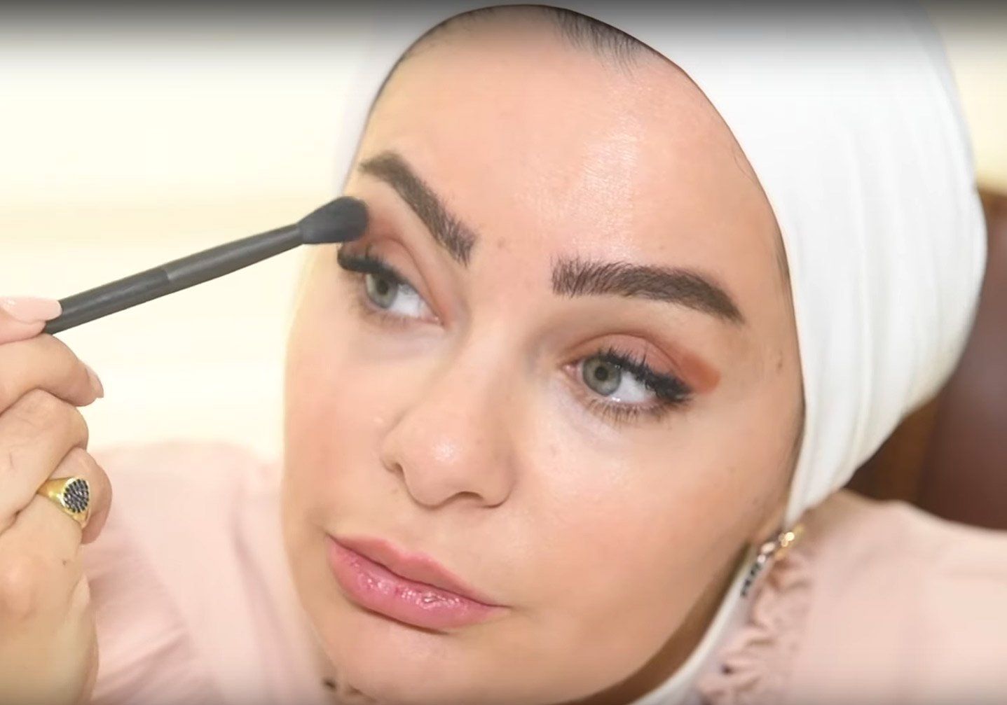 مكياج ناعم للمحجبات بدقيقة واحدة…فيديو