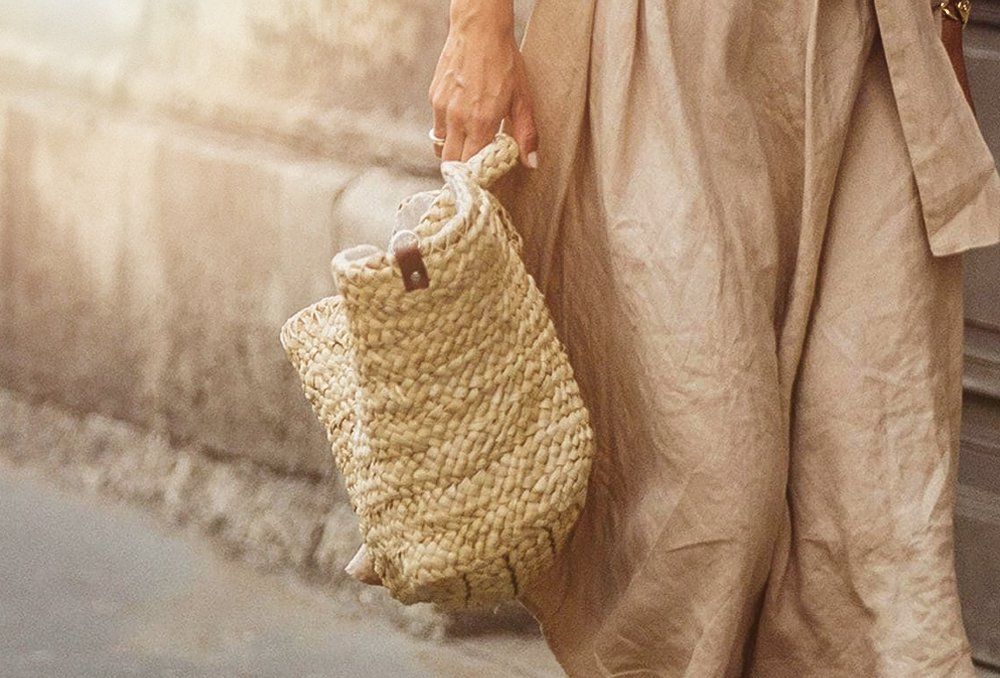 تصاميم حقائب القش إلى واجهة موضة صيف 2019 من جديد