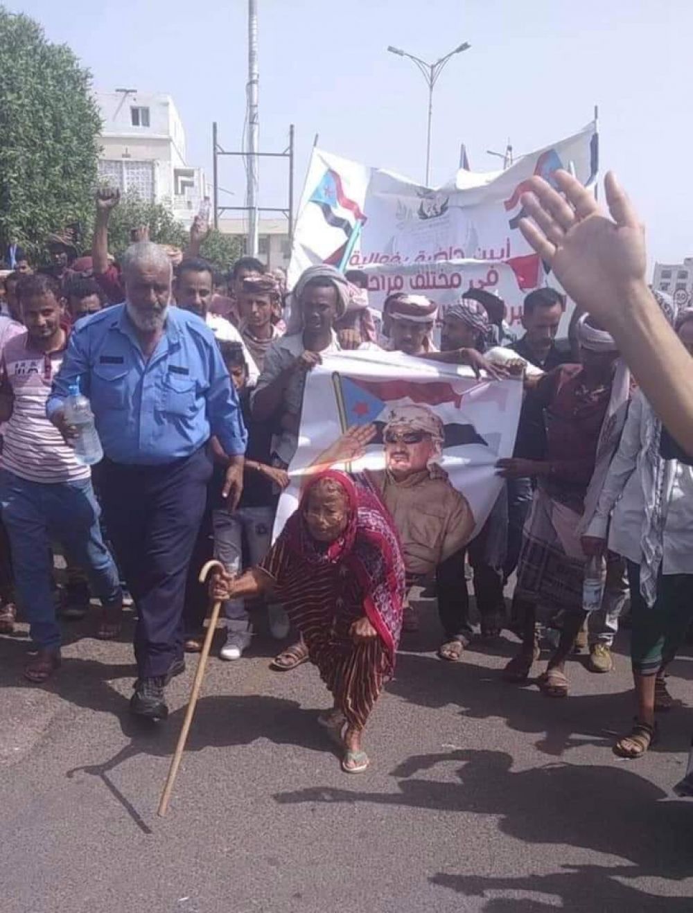 شاهد حصرياً.. الصورتين الاكثر شهرةً وتداولا من "مليونية النصر" بعدن