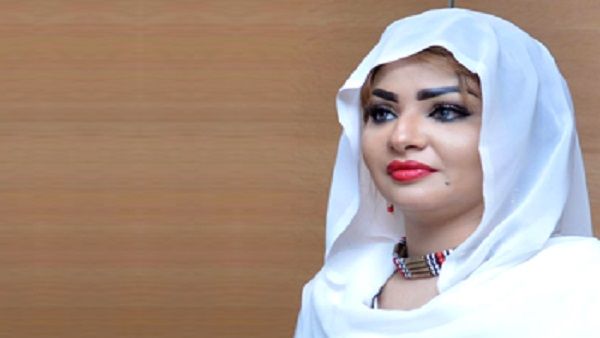 شاهد.. من هي إسراء عادل ذات الوشاح الأبيض مقدمة فرح السودان (فيديو)