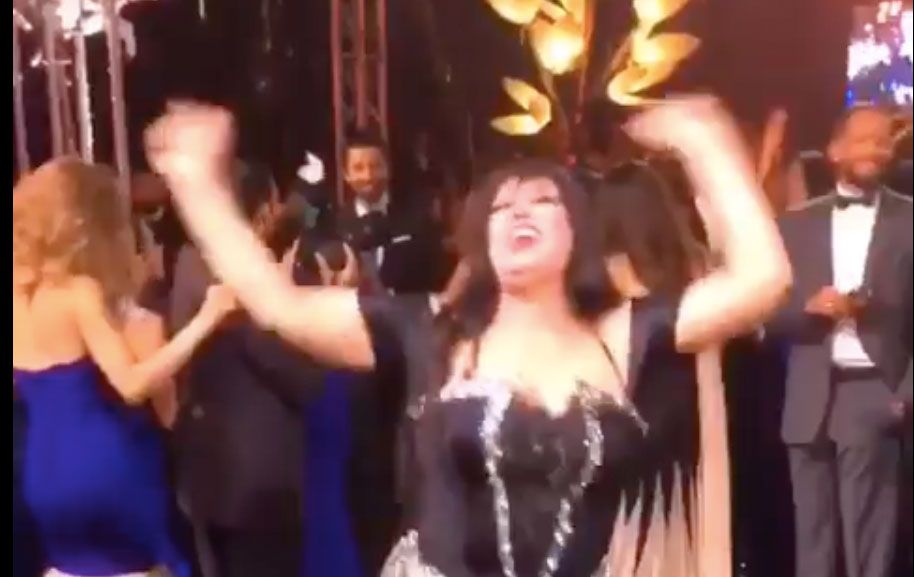 شاهد… فيفي عبده ترقص بكامل حماسها واناقتها!