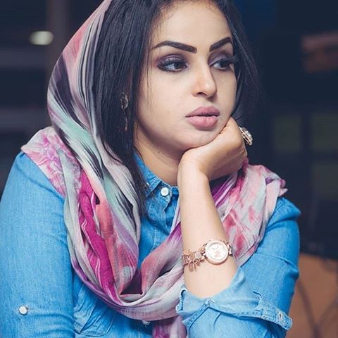 المذيعة إلهام العبيد : على إي أساس تم اختيار إسراء عادل لتقديم الحفل وهي التي كانت تستضيف حكومة البشير