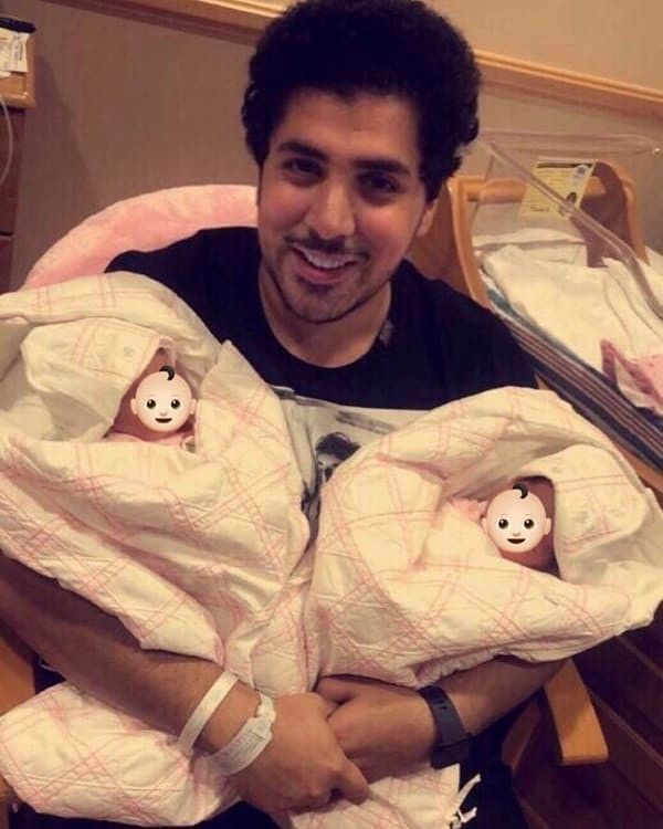 الفنان الكويتي فهد عبدالأمير يرزق بتوأم.. صور