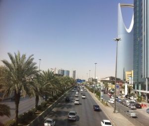 شاهد.. الفتاة السعودية مناهل العتيبي تتجول بلباس متحرر في الرياض لاختبار القوانين ونظرة المجتمع ..(فيديو)