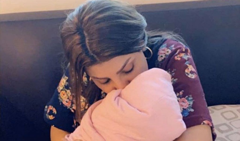 شاهد.. الهام الفضالة تحتفل بحفيدتها الاولى: “شعور غريب”