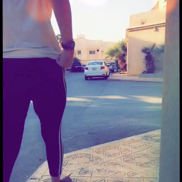شاهد بالفيديو فتاة سعودية تصدم المواطنيين وتخلع العباءة وتتجول بملابس “فاضحة” في شوارع الرياض وتقول ولي العهد “سمح لي”!