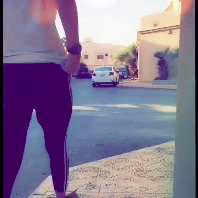 شاهد بالفيديو فتاة سعودية تصدم المواطنيين وتخلع العباءة وتتجول بملابس “فاضحة” في شوارع الرياض وتقول ولي العهد “سمح لي”!