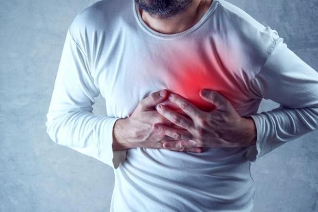 مش دايمًا سببه مشكلة فى القلب.. اعرف أسباب ألم الصدر منها ارتجاع المرىء