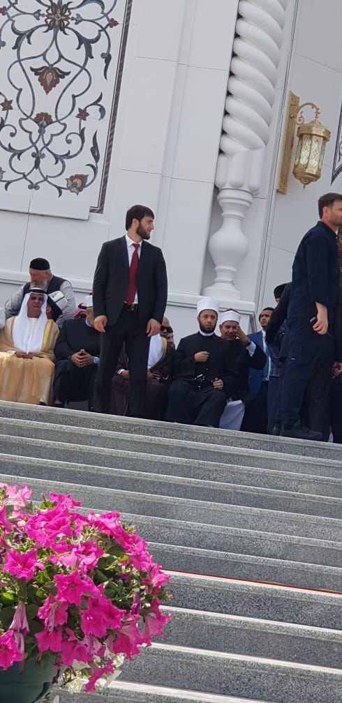 صور.. رئيس الشيشان يبكى خلال افتتاح أكبر مسجد بأوربا فى ذكرى والده.. والجامع تحفة معمارية فريدة.. قديروف يصطحب أسامة الأزهرى فى الافتتاح بحضور وفود الدول العربية مصر والسعودية والإمارات والكويت