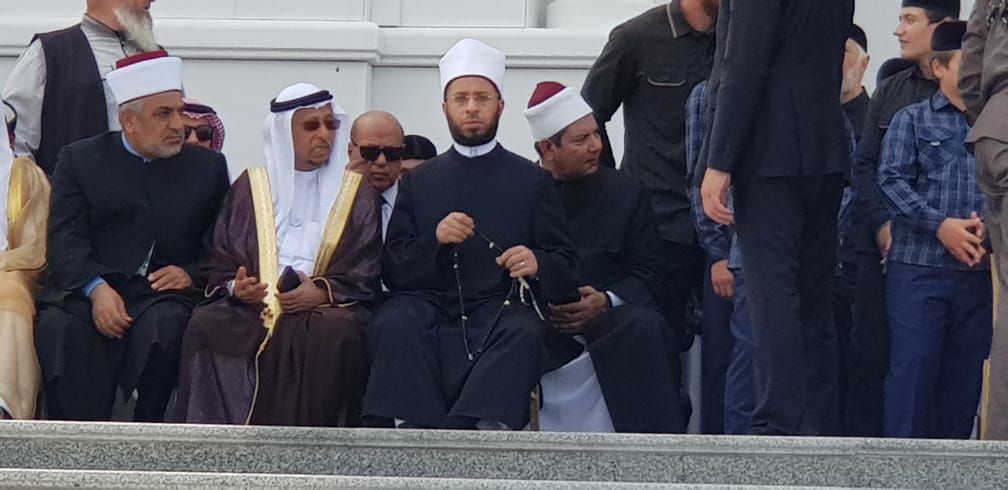 صور.. رئيس الشيشان يبكى خلال افتتاح أكبر مسجد بأوربا فى ذكرى والده.. والجامع تحفة معمارية فريدة.. قديروف يصطحب أسامة الأزهرى فى الافتتاح بحضور وفود الدول العربية مصر والسعودية والإمارات والكويت