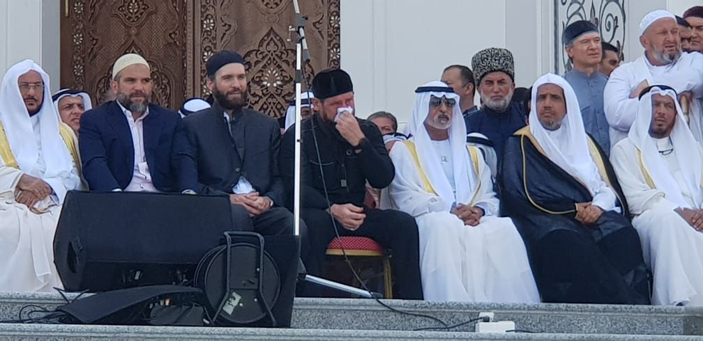 صور.. رئيس الشيشان يبكى خلال افتتاح أكبر مسجد بأوربا فى ذكرى والده.. والجامع تحفة معمارية فريدة.. قديروف يصطحب أسامة الأزهرى فى الافتتاح بحضور وفود الدول العربية مصر والسعودية والإمارات والكويت