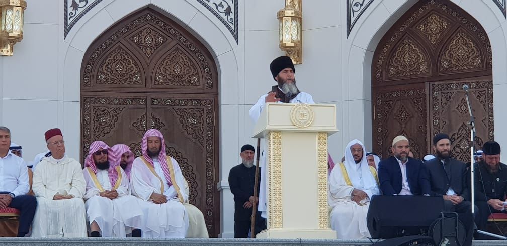 صور.. رئيس الشيشان يبكى خلال افتتاح أكبر مسجد بأوربا فى ذكرى والده.. والجامع تحفة معمارية فريدة.. قديروف يصطحب أسامة الأزهرى فى الافتتاح بحضور وفود الدول العربية مصر والسعودية والإمارات والكويت