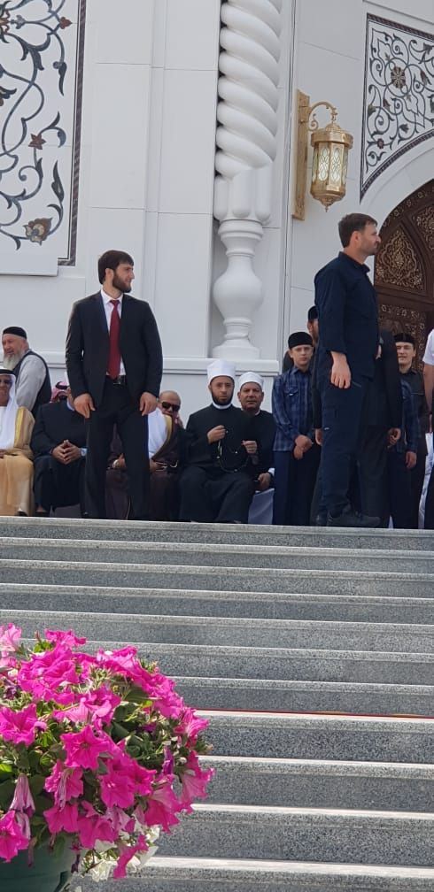 صور.. رئيس الشيشان يبكى خلال افتتاح أكبر مسجد بأوربا فى ذكرى والده.. والجامع تحفة معمارية فريدة.. قديروف يصطحب أسامة الأزهرى فى الافتتاح بحضور وفود الدول العربية مصر والسعودية والإمارات والكويت