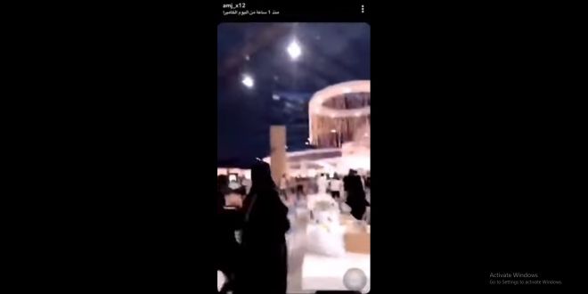 فيديو.. 4 شبان يعتدون على شخص وسط عائلته وأمن السلام مول بلا حراك!