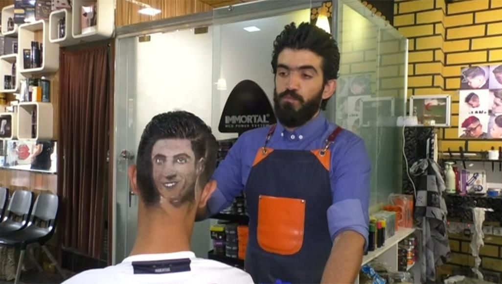 الهوس بنجوم الكرة يجتاح رؤوس العراقيين 'صور'