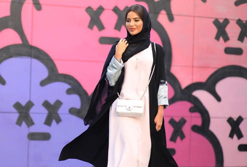 أسلوب فاطمة حسام عبايات سوداء مطرزة بذوق ناعم ومترف
