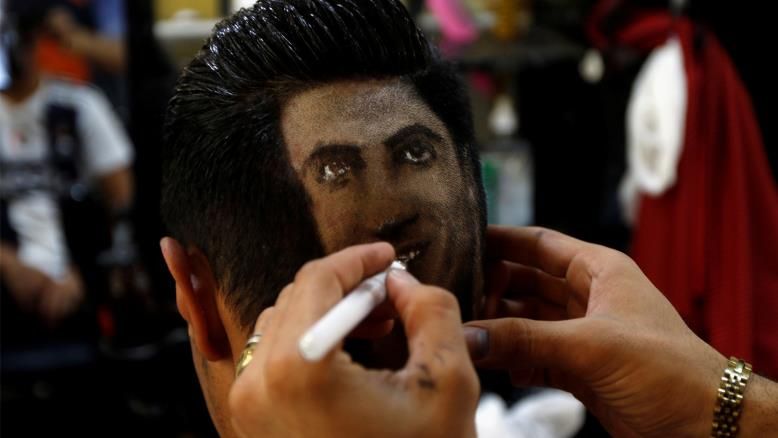 الهوس بنجوم الكرة يجتاح رؤوس العراقيين 'صور'
