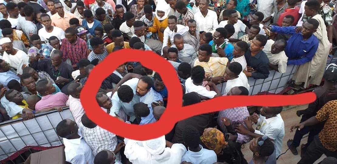 عاجل : بالصورة هتافات ضد قوى التغيير بالفاشر وحصب بالحجارة وإخراج القياديين “الاصم وسلك” من بين الجماهير الغاضبة