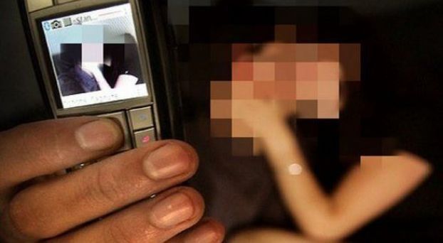 طلب منها تصويرها خلال ممارسة علاقة مع آخرين.. شاب يستخدم حيلة ماكرة لابتزاز فتاة خليجية بالإمارات