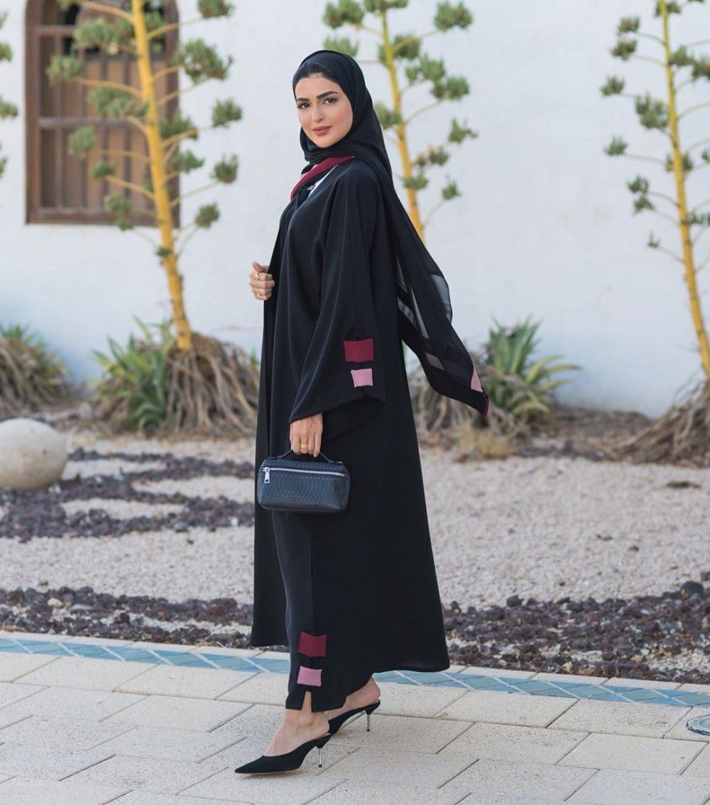 اختاري العباية السوداء المثالية للعمل