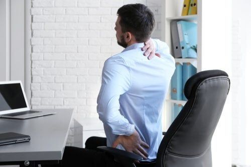 5 نصائح لعلاج ألم أسفل الظهر.. منها الكمادات الباردة