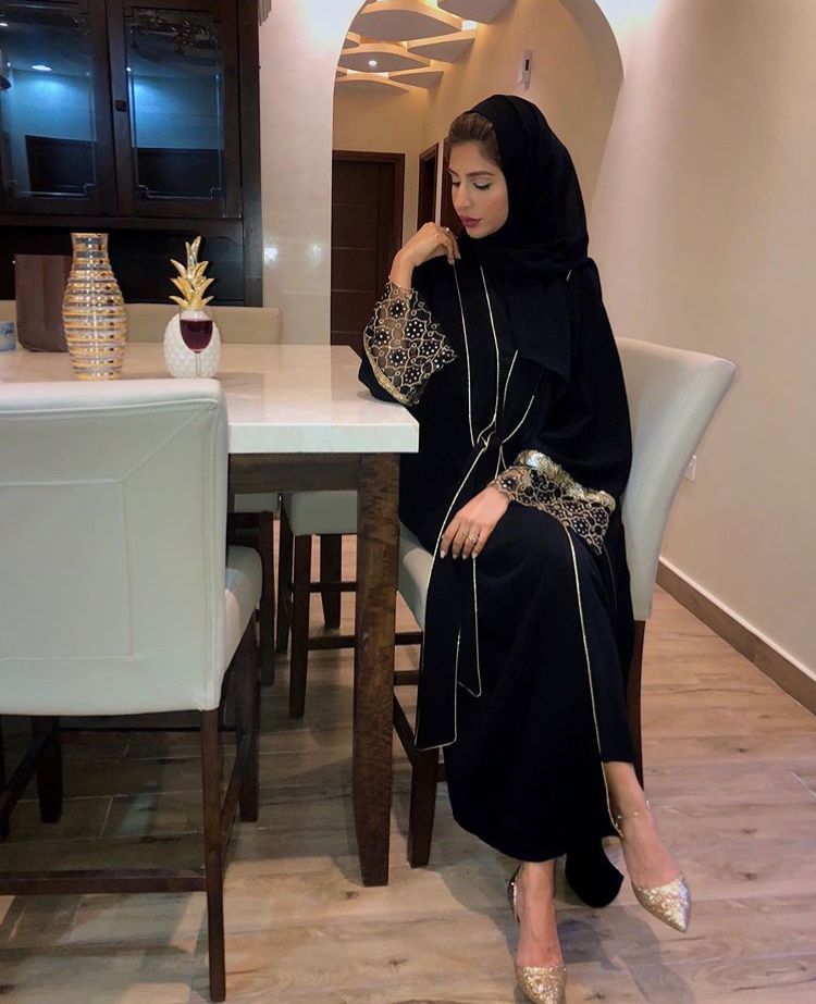 عبايات سوداء شيك للبنات من الفاشينيستا روان