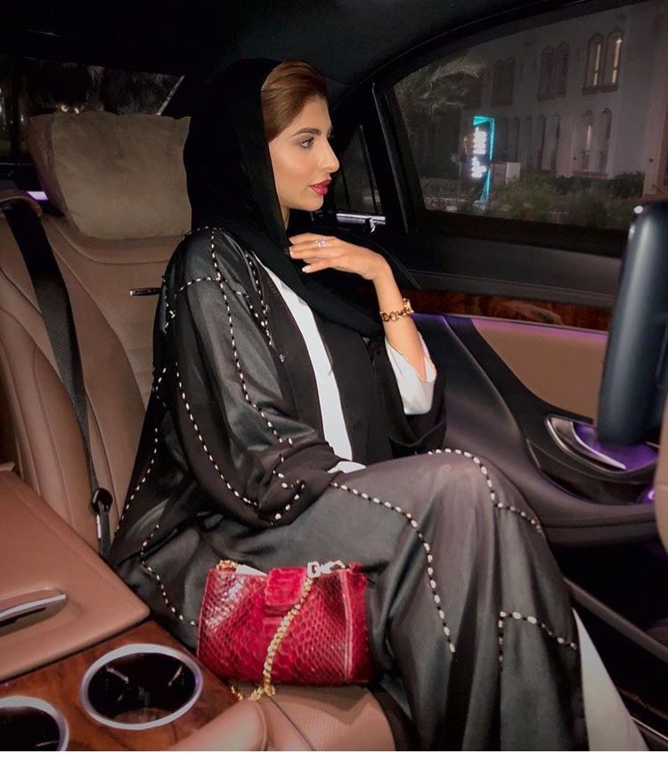 عبايات سوداء شيك للبنات من الفاشينيستا روان