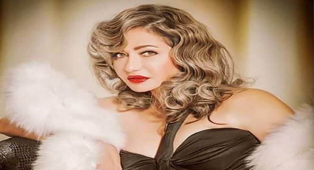 ليلى علوي تنشر صورا لها في العشرينات .. والجمهور : ” يا جمالك “