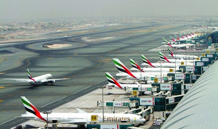 بالفيديو: صناديق ضخمة مملوءة بالدولارات في مطار دبي