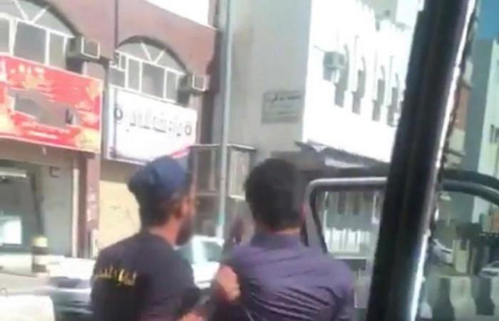 "إمارة مكة": تعرفنا على "الفرد" صاحب التصرف غير المقبول بحق سائق الباص في المقطع المتداول
