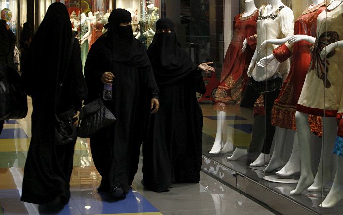 في خطوة نادرة في السعودية... نساء يخلعن العباءات