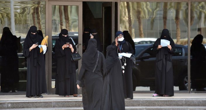 في خطوة نادرة في السعودية... نساء يخلعن العباءات