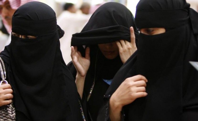 فيديو لأول مرة: سعوديات يتجولن في الأسواق بلباس عصري