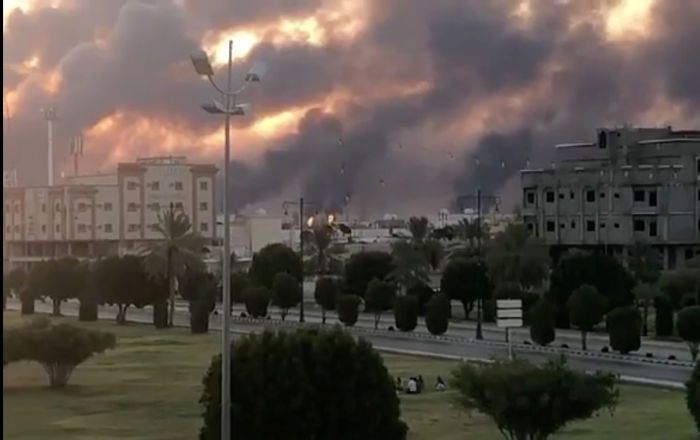 "مشهد مروع"... فيديو يوثق اللحظات الأولى للهجمات الجوية في السعودية