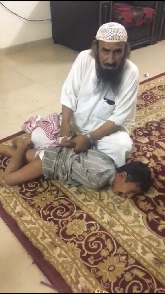 فيديو ” معنف ابن طليقته ” يثير الغضب في السعودية ومواقع التواصل الإجتماعي