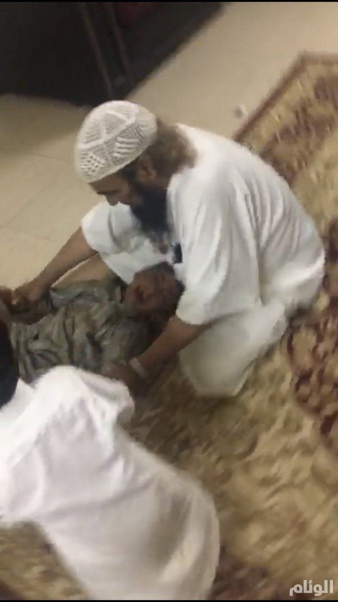 فيديو «معنف ابن طليقته» يثير غضباً في السعودية