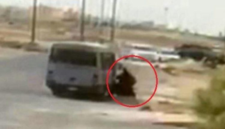 شاهد.. باص مدرسي يسحل ويدهس طالبة أمام منزلها بالرياض بسبب “العباءة”