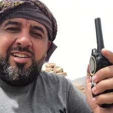 عاجل اليمن : الإعلامي الشهير محمد العرب يحصل على جبل من ذهب في هذه المحافظة اليمنية أثناء تغطية المعارك.. شاهد الفيديو
