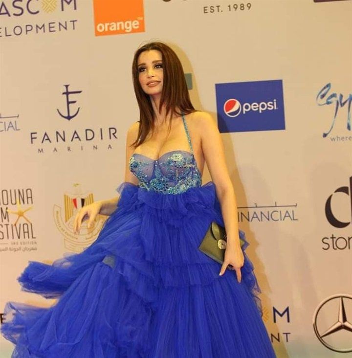 تراند اليوم : تربية خالد يوسف .. سارة التونسي تكشف صدرها فى حفل افتتاح مهرجان الجونة – صورة