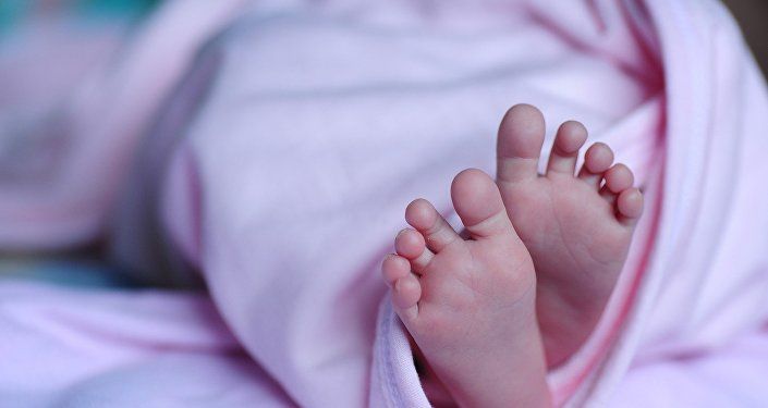 أول تعليق من عائلة "معذب الطفلة" في السعودية... هكذا برر تصرفه الصادم (فيديو)