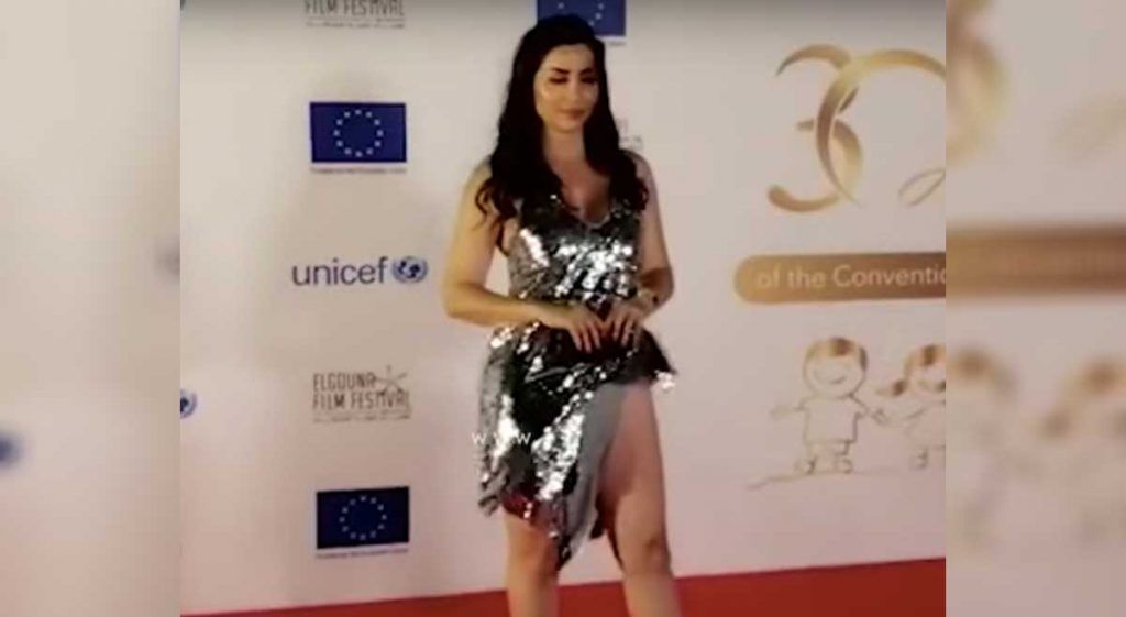شاهد.. نسرين طافش في موقف محرج بعد تطاير فستانها امام الكاميرات