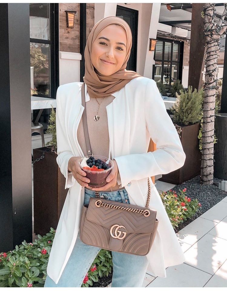 إطلالات مخملية لخريف 2019 بألوان النود من وحي لينا أسعد